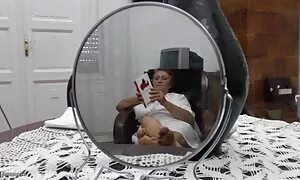 Chaude et sexy Asiatique film x tukif chevauche un gode devant la caméra