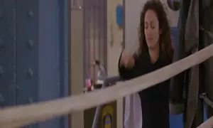 Nu film entier porno francais milf brune baisée avec les jambes en l'air.