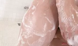 Milf-femme baise la bite dans la maison de la vidéo, se masturbe bite, gadgets et éjacule sur les seins film porno black gratuits