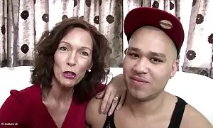 Jolie brune montre le cul et film porno streaming entier suce ma bite