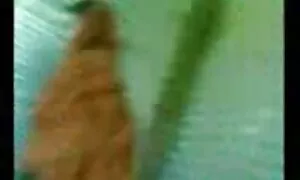 Fille noire utilise le filme x en francais concombre sur la chatte serrée