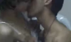 Busty babe chevauche son jouet de site film x sexe