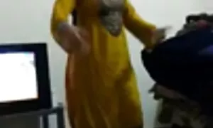Brune chaude dans sa chatte solo dans la maison vidéo baise sexe amateur x avec gode