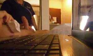 Belle femme film porno français vidéo baisée sur le canapé pendant que le mari regarde