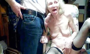 Femme marionnette avec une film porno double pénétration bite noire à sertir
