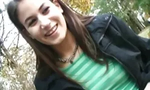 Jeune blonde blonde a un orgasme avec une porno amateur gratuit français machine à baiser devant la caméra dans une vidéo amateur