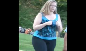 Kenzie lèche film porno femme ronde la chatte de sa douce belle-fille