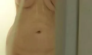 Mignon adolescent blonde porno français streaming utilise la brosse de toilette pour baiser son cul