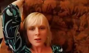 Blonde babe baise filme x arabe sa chatte gode jusqu'à ce qu'elle se mouille